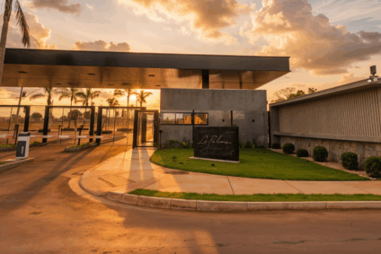 Fachada simbólica de imobiliária e loteamento planejado representando expansão do mercado em Mato Grosso do Sul