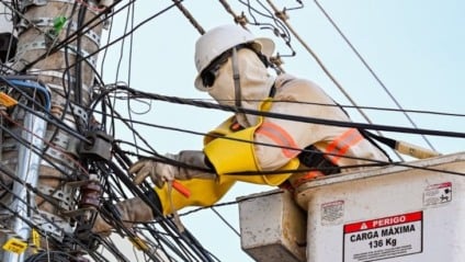 Equipes da AGEMS, Energisa e Prefeitura removeram cabos irregulares e limparam 79 postes no centro de Campo Grande - Foto: Divulgação/Governo do Estado de MS