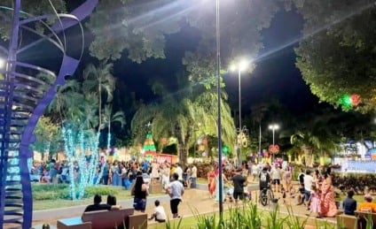 Papai Noel chega à Praça da República e encanta crianças durante a abertura oficial do Natal em Paranaíba.