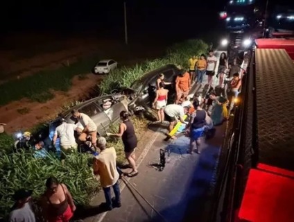 Os dois carros foram parar no barranco às margens da rodovia / Foto: Nova News/Reprodução