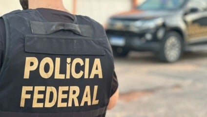 Homem preso foi flagrado com dinheiro, arma e material usado pela facção (Foto: Reprodução/ PF)