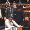 Deputado Marcos Pollon sentado, sendo atendido após mal-estar em reunião do Conselho de Ética da Câmara