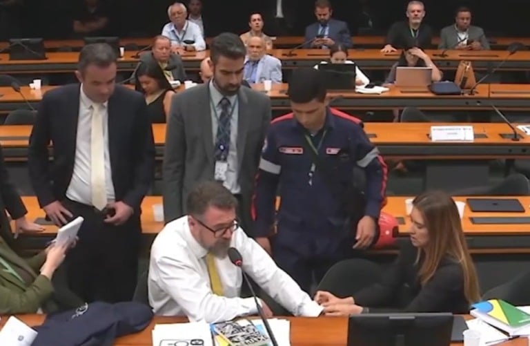 Deputado Marcos Pollon sentado, sendo atendido após mal-estar em reunião do Conselho de Ética da Câmara