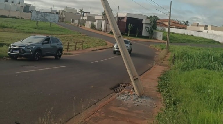 Acidente ocorreu na Rua Andrew Robalinho da silva e mobilizou equipes de emergência durante a madrugada - Foto/ Corpo de Bombeiros