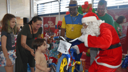 Pedidos incluem brinquedos simples e materiais escolares (Foto: Reprodução/ Correios)
