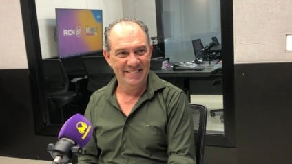 Ricardo Nuñez no estúdio da rádio Massa FM Campo Grande
(Foto: Ana Lorena Franco/ Massa CG)