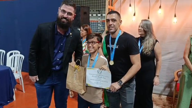 Além de homenageados, estudantes participaram de um sorteio de prêmios (Foto: Mauro Silva/Cultura FM)