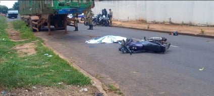 Motociclista morre após atingir carreta parada no bairro Santo André