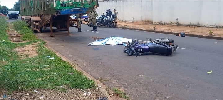Motociclista morre após atingir carreta parada no bairro Santo André
