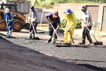 Trabalhos envolveram desde a limpeza de bocas de lobo até patrolamento de estradas rurais e modernização da iluminação pública - Foto: Divulgação/Prefeitura de CG