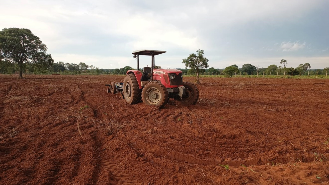 Novos tratores e implementos agrícolas adquiridos pela Semades reforçarão o atendimento aos produtores rurais de Campo Grande - Foto: Divulgação/Prefeitura de CG Novos tratores e implementos agrícolas adquiridos pela Semades reforçarão o atendimento aos produtores rurais de Campo Grande - Foto: Divulgação/Prefeitura de CG