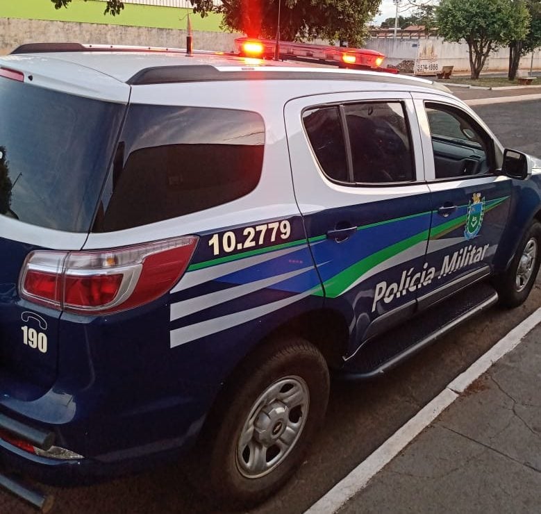 Viatura policial utilizada na condução do suspeito até a Delegacia de Polícia. Viatura policial utilizada na condução do suspeito até a Delegacia de Polícia.