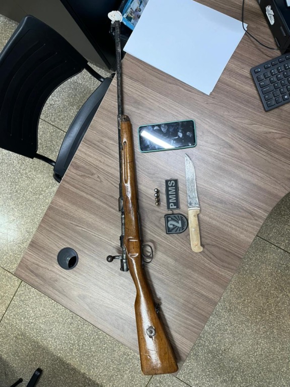 Homem é preso por violência doméstica e PM apreende arma de uso restrito em imóvel