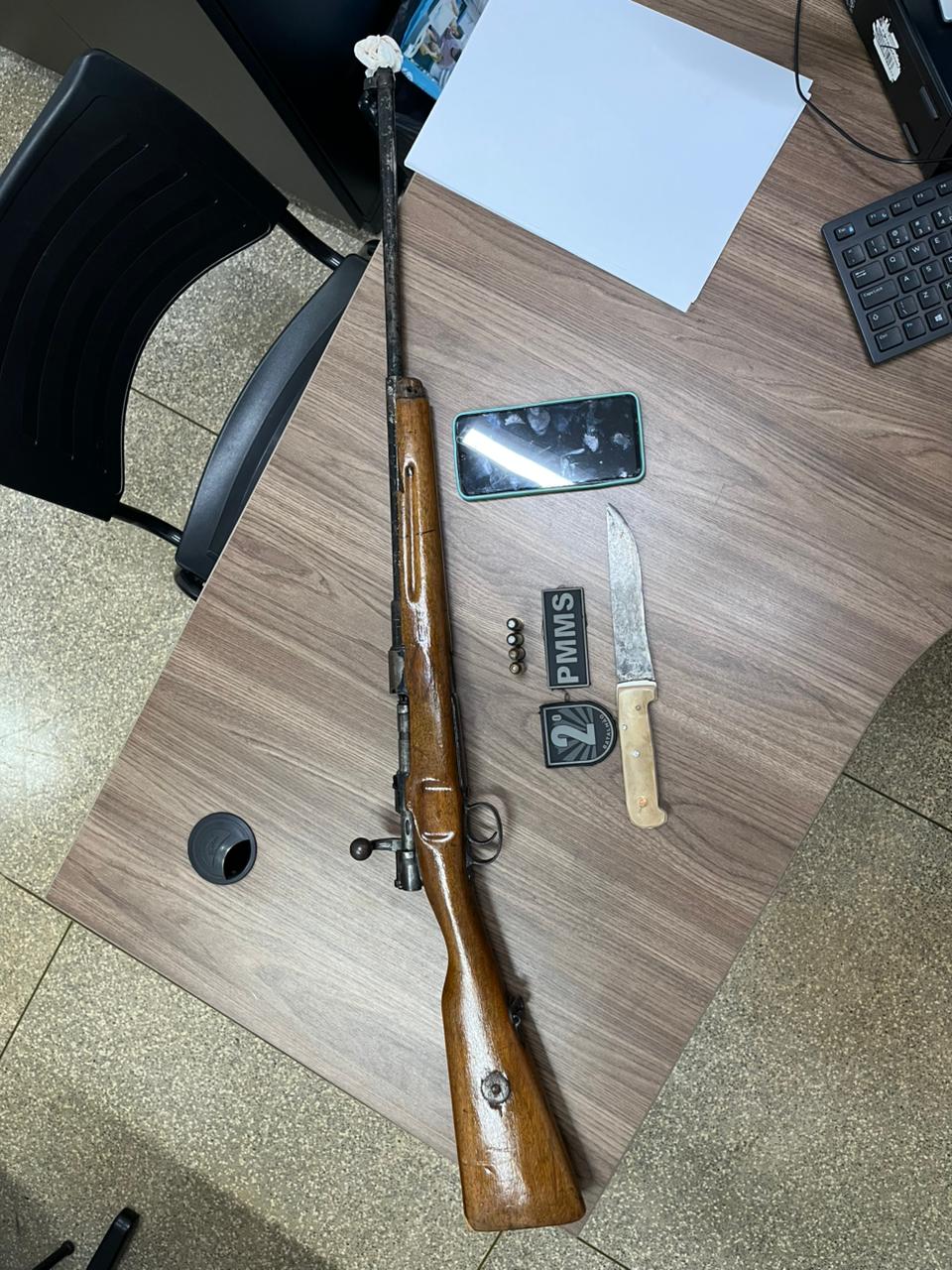 No local, os militares encontraram o suspeito armado com uma espingarda calibre ponto 44. Foto: Reprodução/PM.