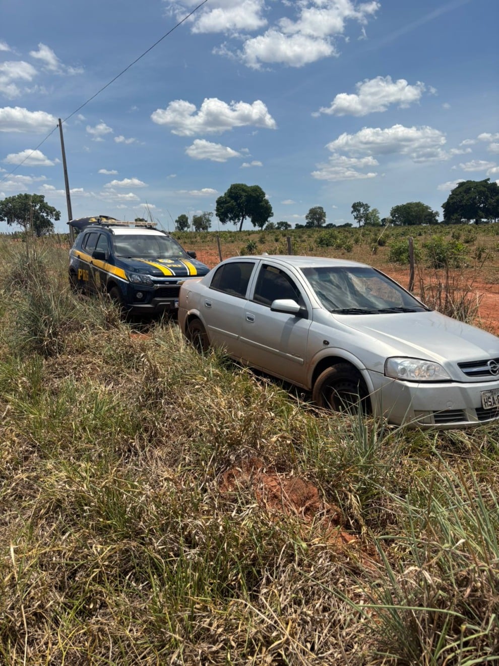 O veículo e as mercadorias foram encaminhados à Receita Federal para os procedimentos legais. Foto: Divulgação/PRF.