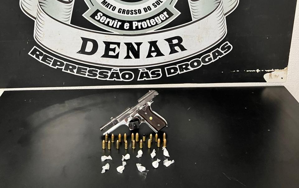 Material apreendido pela DENAR no Jardim Campo Nobre inclui pistola, munições, cocaína e motocicleta usada pelos suspeitos - Foto: Divulgação Polícia Civil Material apreendido pela DENAR no Jardim Campo Nobre inclui pistola, munições, cocaína e motocicleta usada pelos suspeitos - Foto: Divulgação Polícia Civil