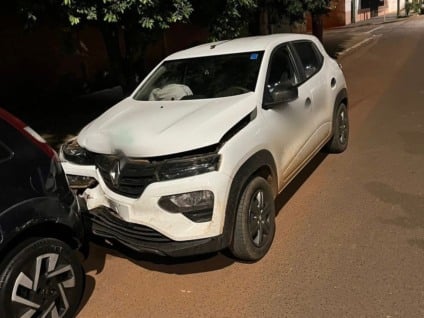 Motorista bate carro de empresa contra veículos estacionados e foge a pé no bairro Guanabara