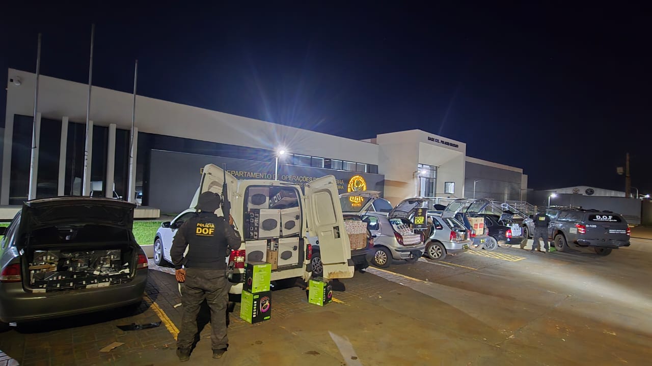 Carga apreendida pelo DOF incluía cigarros, eletrônicos e pneus transportados em sete veículos interceptados na MS-164 - Foto: Divulgação/DOF