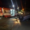 Samu socorre motorista após colisão entre carro e micro-ônibus resultar em capotamento