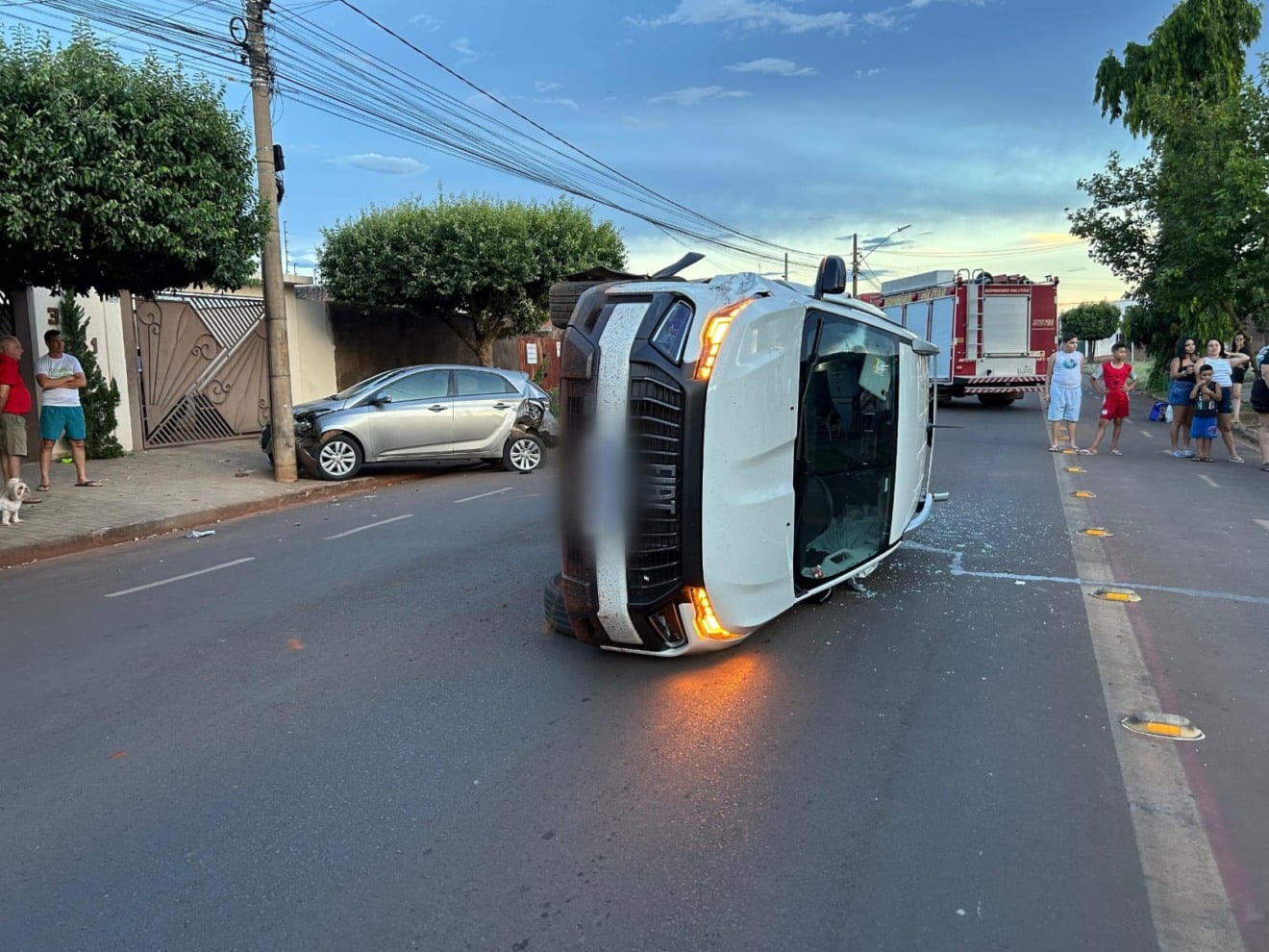 Antes da chegada da PM algumas latas de cerveja foram recolhidas por uma pessoa, mas fotografias auxiliaram a Polícia Civil a investigar o caso: Divulgação/24H News Antes da chegada da PM algumas latas de cerveja foram recolhidas por uma pessoa, mas fotografias auxiliaram a Polícia Civil a investigar o caso: Divulgação/24H News