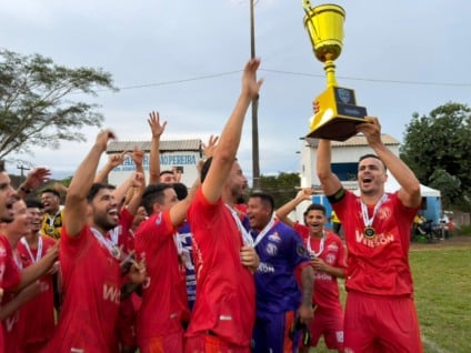 Atletas do Zenit/R9 Sebap levantando o troféu - Foto: Divulgação/Funesp