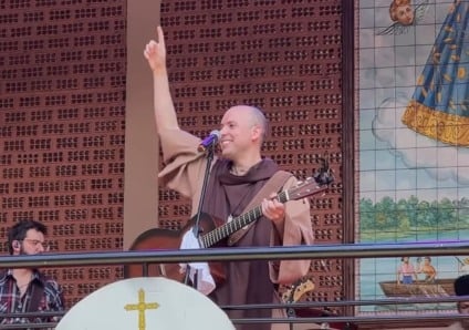Frei Gilson também celebrou seus 12 anos de sacerdócio durante o show / Foto: Catedral Imaculada Conceição/Reprodução