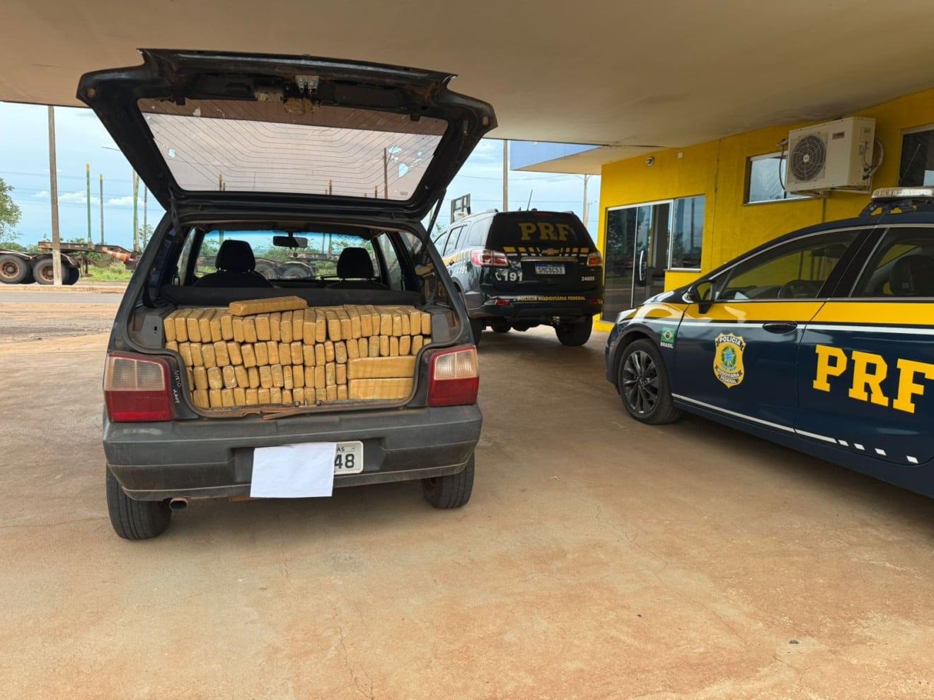 Sem ter como "amoitar" a droga, o traficante tentou a sorte e deu azar, sorte foi da PRF e da sociedade. Foto: Divulgação/PRF.