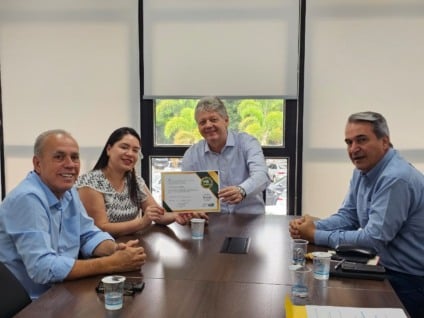 Secretário Jaime Verruck entrega certificação do PACPOA-MS ao Consórcio Sul-Fronteira, ampliando a comercialização regional - Foto: Divulgação/Semadesc