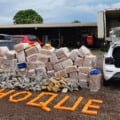 Polícia apreendeu 2,3 toneladas de maconha em lava-jato usado como depósito; carreta e carros eram usados no transporte da droga - Foto: Divulgação/Batalhão de Choque
