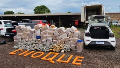 Polícia apreendeu 2,3 toneladas de maconha em lava-jato usado como depósito; carreta e carros eram usados no transporte da droga - Foto: Divulgação/Batalhão de Choque