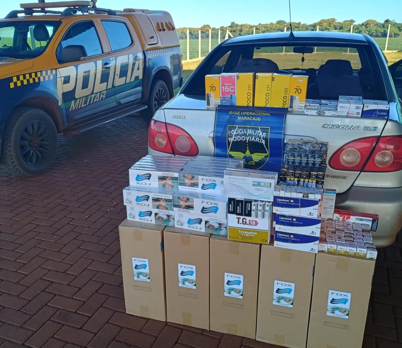 Ocupantes do veículo e o material apreendido foram encaminhados à Delegacia de Polícia Federal de Dourados / Foto: BPMRv/Reprodução Ocupantes do veículo e o material apreendido foram encaminhados à Delegacia de Polícia Federal de Dourados / Foto: BPMRv/Reprodução