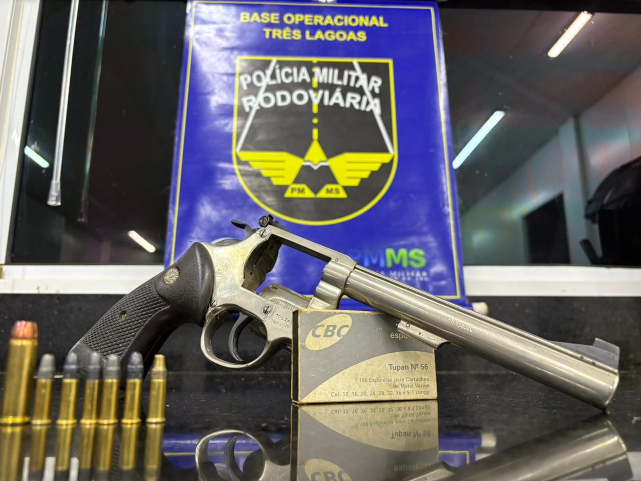 O condutor alegou que a arma pertencia ao pai, já falecido, e que estaria transportando o armamento da fazenda para sua residência em Três Lagoas: Divulgação/PMR O condutor alegou que a arma pertencia ao pai, já falecido, e que estaria transportando o armamento da fazenda para sua residência em Três Lagoas: Divulgação/PMR