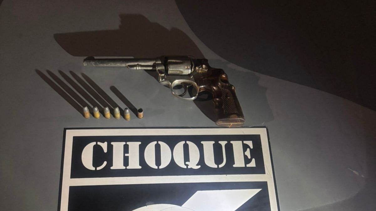 Batalhão de Choque prendeu o autor do disparo e apreendeu o revólver usado na tentativa de homicídio - Foto: Divulgação/Batalhão de Choque Batalhão de Choque prendeu o autor do disparo e apreendeu o revólver usado na tentativa de homicídio - Foto: Divulgação/Batalhão de Choque