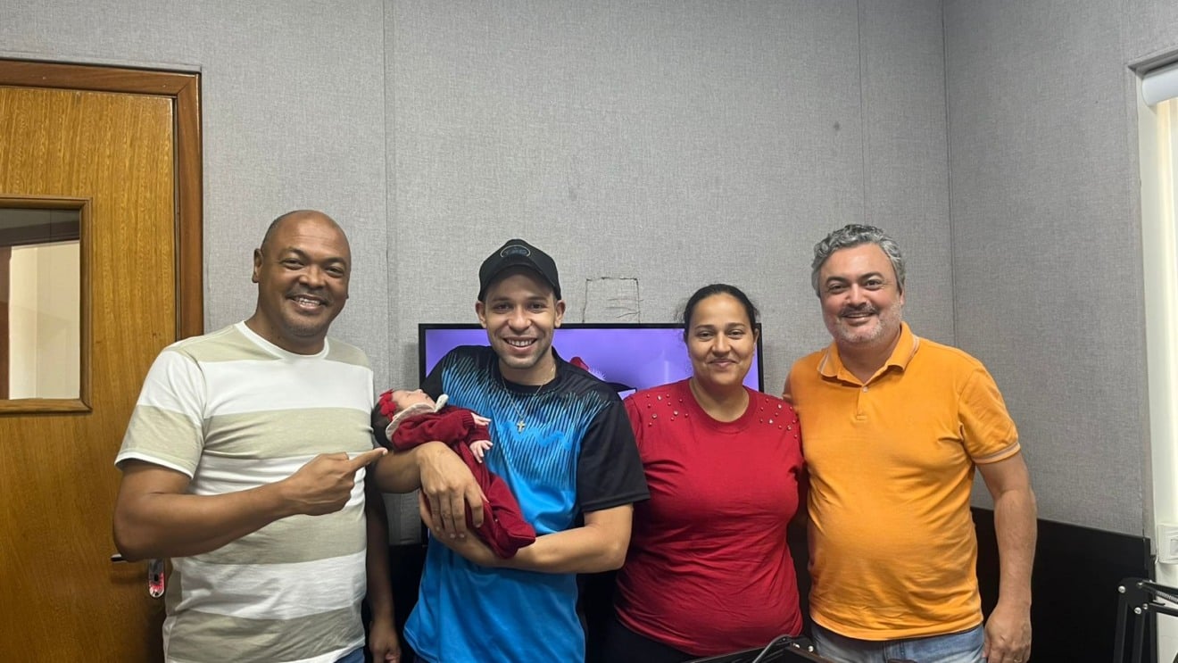 Jornalistas Mauro Silva e Nestor Júnior receberam Juliana, Rafael e a pequena Maria Alice (Foto: Rani Mistieri/Cultura FM) Jornalistas Mauro Silva e Nestor Júnior receberam Juliana, Rafael e a pequena Maria Alice (Foto: Rani Mistieri/Cultura FM)