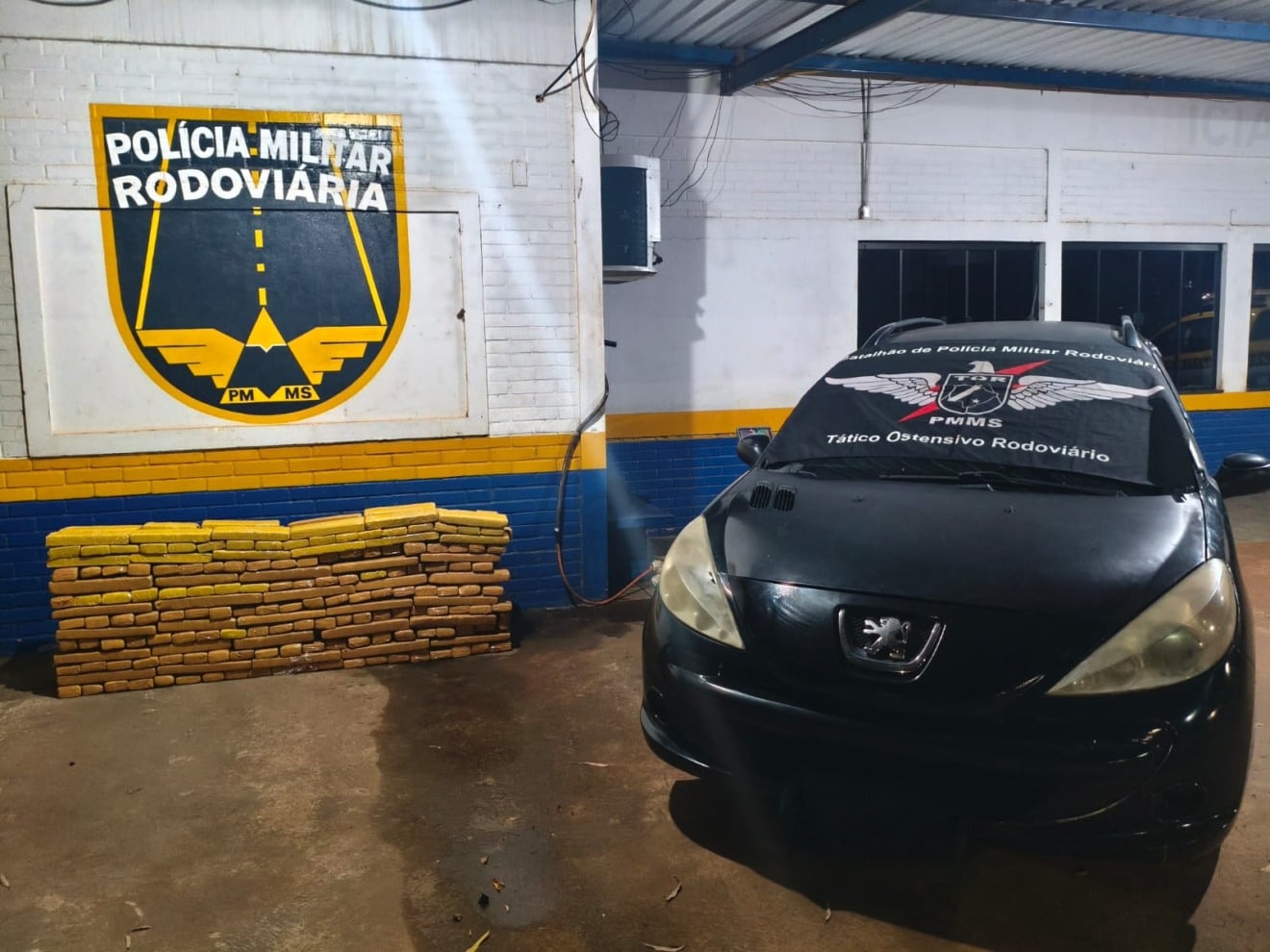 O autor foi preso em flagrante e encaminhado, juntamente com o veículo e o entorpecente, à Delegacia de Polícia Civil de Ponta Porã, sem lesões corporais.
O prejuízo total ao crime foi estimado em R$ 570 mil / Foto: BPMRv/Reprodução O autor foi preso em flagrante e encaminhado, juntamente com o veículo e o entorpecente, à Delegacia de Polícia Civil de Ponta Porã, sem lesões corporais.
O prejuízo total ao crime foi estimado em R$ 570 mil / Foto: BPMRv/Reprodução