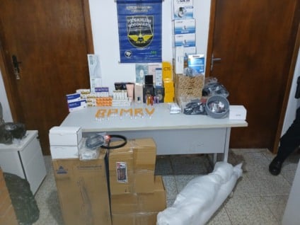 O veículo, os produtos e os envolvidos foram conduzidos à Delegacia da Polícia Federal. / Foto: PMRV/Reprodução
