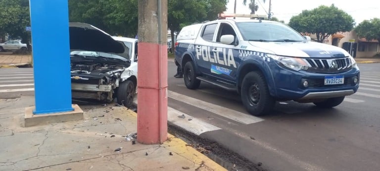 Acidente entre carro e caminhonete causa danos materiais no bairro Interlagos