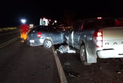 Viaturas da PRF e do Corpo de Bombeiros em atendimento a acidente noturno na BR-262, em Mato Grosso do Sul