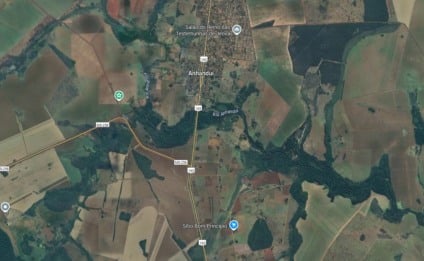 Vista de ponte de concreto sobre rio de médio porte em área rural entre Campo Grande e Nova Alvorada do Sul