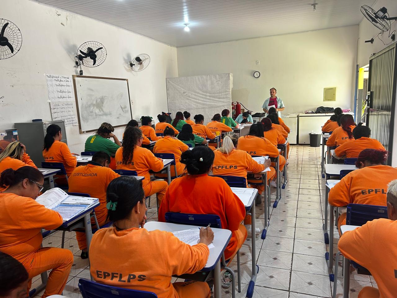 Mais de 2,5 mil internos fazem as provas nesta terça-feira (17); número de inscritos cresce até 36% em relação a anos anteriores. (Foto: Comunicação Agepen) Mais de 2,5 mil internos fazem as provas nesta terça-feira (17); número de inscritos cresce até 36% em relação a anos anteriores. (Foto: Comunicação Agepen)