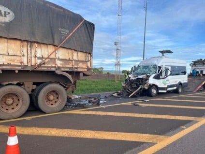 Van da Prefeitura de Sonora destruída após colisão com carreta na BR-163