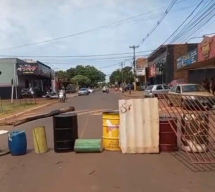 Energisa faz desligamento de energia e moradores protestam no bairro Estrela Porã, em Dourados. (Reprodução/Cido Costa)