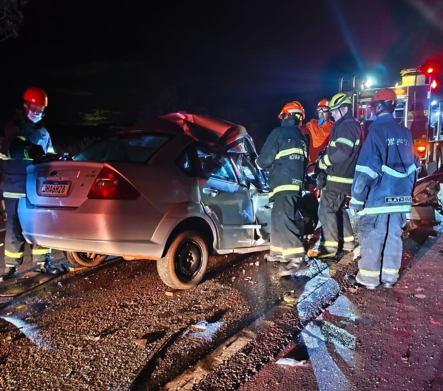 Motorista ficou preso às ferragens e morreu no local / Foto: Reprodução/Nova News Motorista ficou preso às ferragens e morreu no local / Foto: Reprodução/Nova News