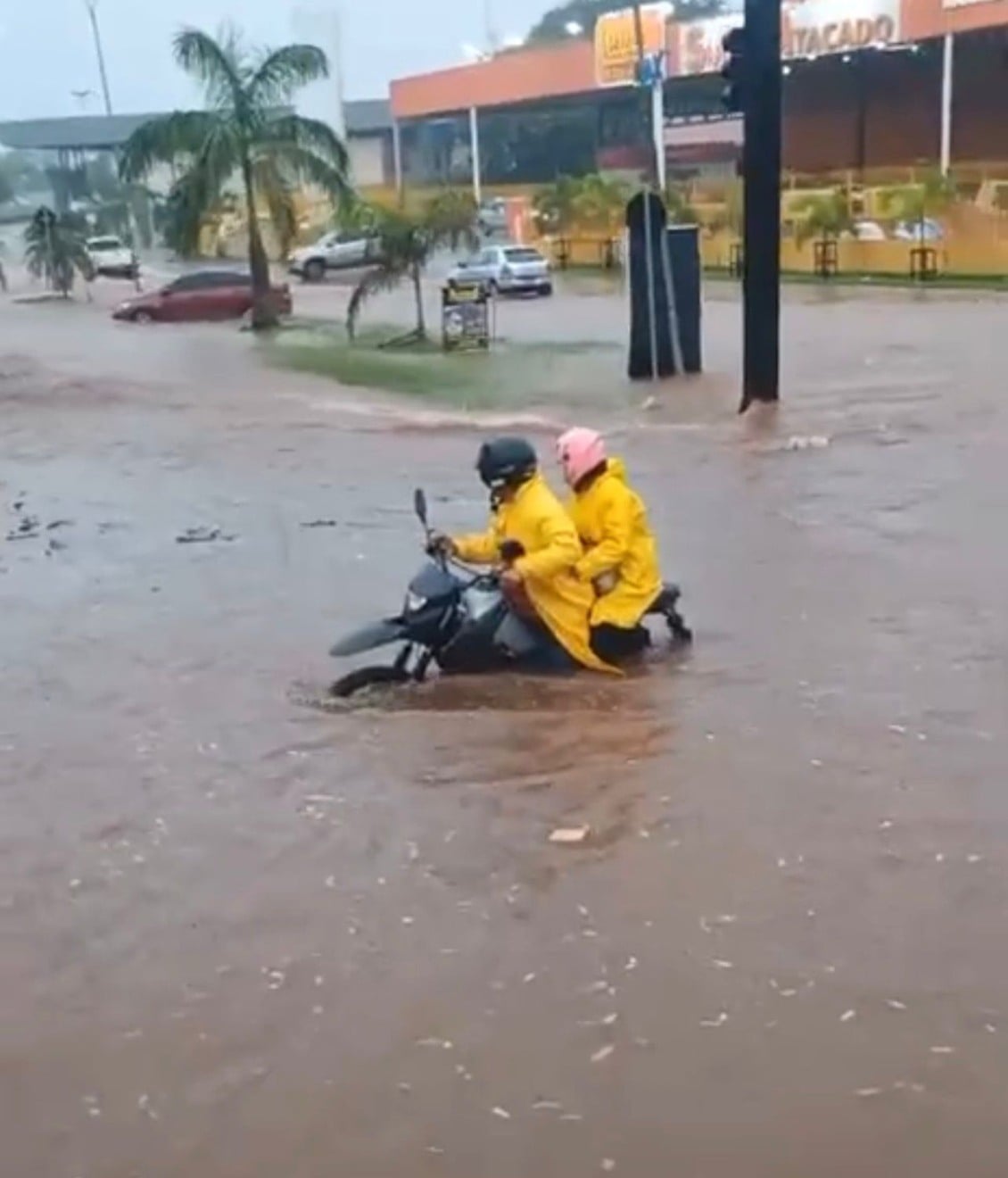 Registros compartilhados pelos moradores mostram o grande volume de água em alguns pontos da cidade chegando a encobrir parte de carros nas vias da cidade. (Reprodução redes) Registros compartilhados pelos moradores mostram o grande volume de água em alguns pontos da cidade chegando a encobrir parte de carros nas vias da cidade. (Reprodução redes)