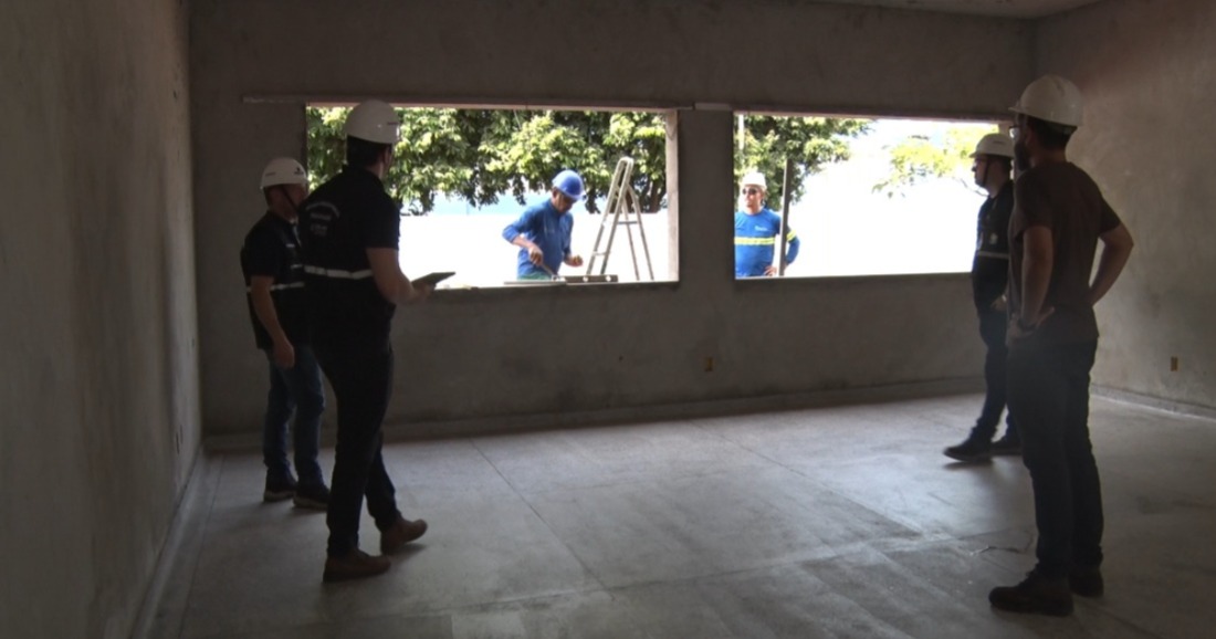 Fiscais do Crea-MS vistoriam obras de ampliação da Escola Municipal Marlene Noronha, verificando a presença de responsável técnico e o cumprimento das normas- Foto : Reprodução/TVC HD. Fiscais do Crea-MS vistoriam obras de ampliação da Escola Municipal Marlene Noronha, verificando a presença de responsável técnico e o cumprimento das normas- Foto : Reprodução/TVC HD.