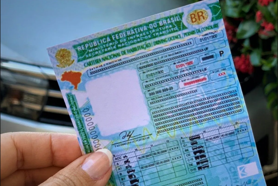 Ilustração de carteira azul ao lado de CNH e viatura policial em uma parada de trânsito Ilustração de carteira azul ao lado de CNH e viatura policial em uma parada de trânsito