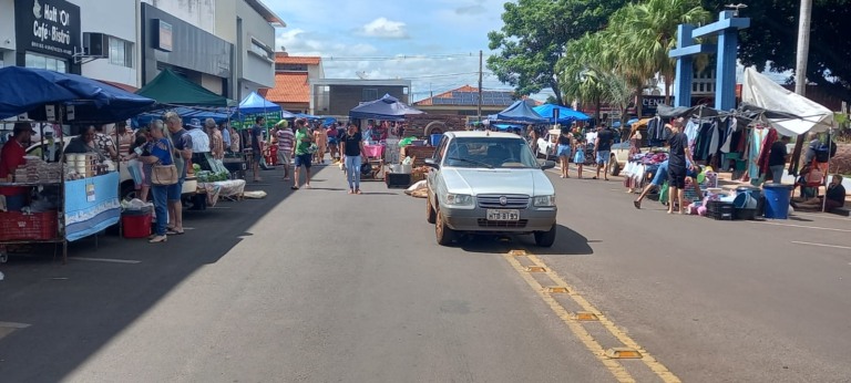 A mudança temporária da Feira Livre de Paranaíba para a mão inglesa na Praça da República agradou feirantes e usuários no primeiro dia de funcionamento no novo local.