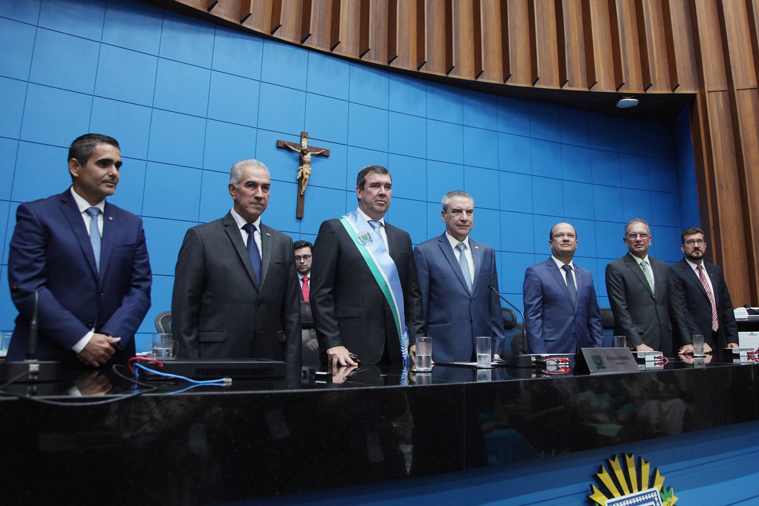 Plenário da Assembleia Legislativa de MS durante sessão que discute emenda sobre a data de posse do governador.