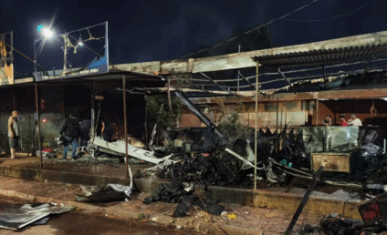 Material inflamável comercializado nas lojas contribuiu para o fogo se espelhar / Foto: Dilma Silva/Reprodução