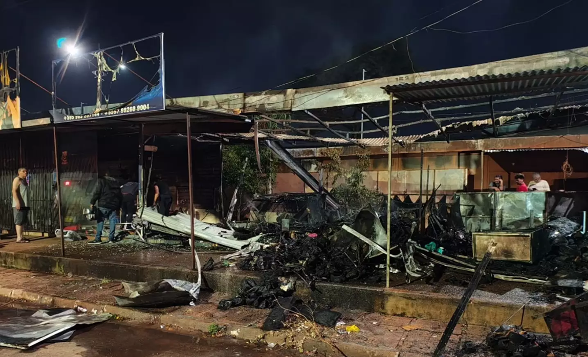 Material inflamável comercializado nas lojas contribuiu para o fogo se espelhar / Foto: Dilma Silva/Reprodução